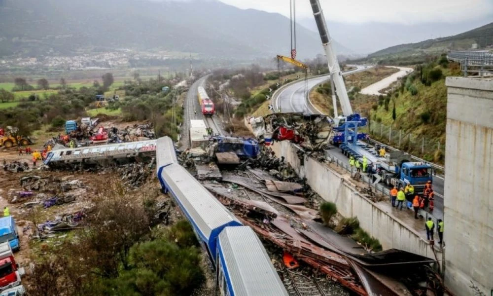 Νέα δεδομένα προσδίδουν τα βίντεο της εμπορικής αμαξοστοιχίας των Τεμπών